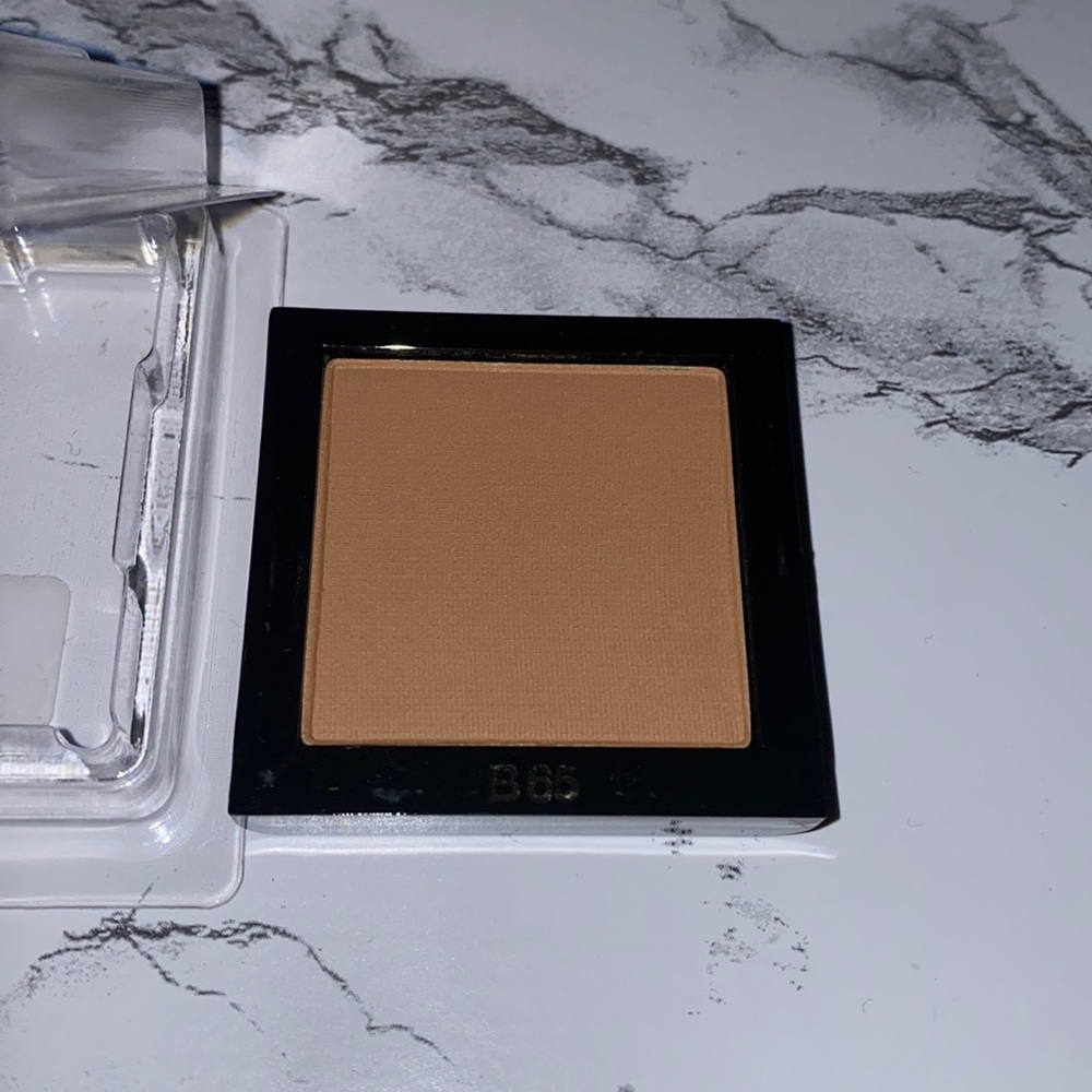 NWOB YSL All Hours Powder- B65
Never used
No box
No compact 
Travel size